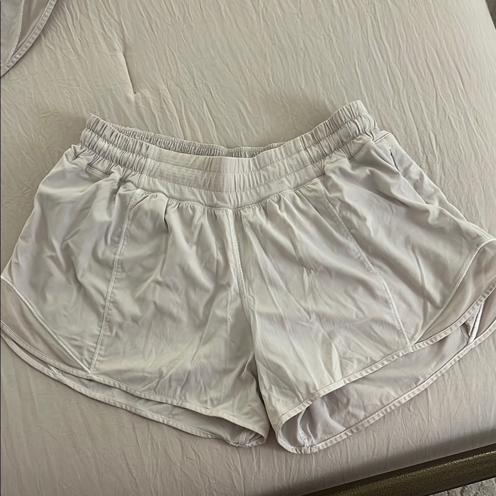 Lululemon Hotty Hot 2.5 in shorts